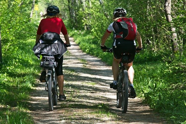 cyklisté v přírodě