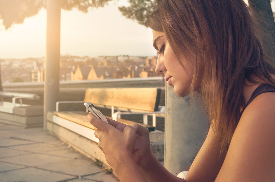 žena používá mobilní telefon